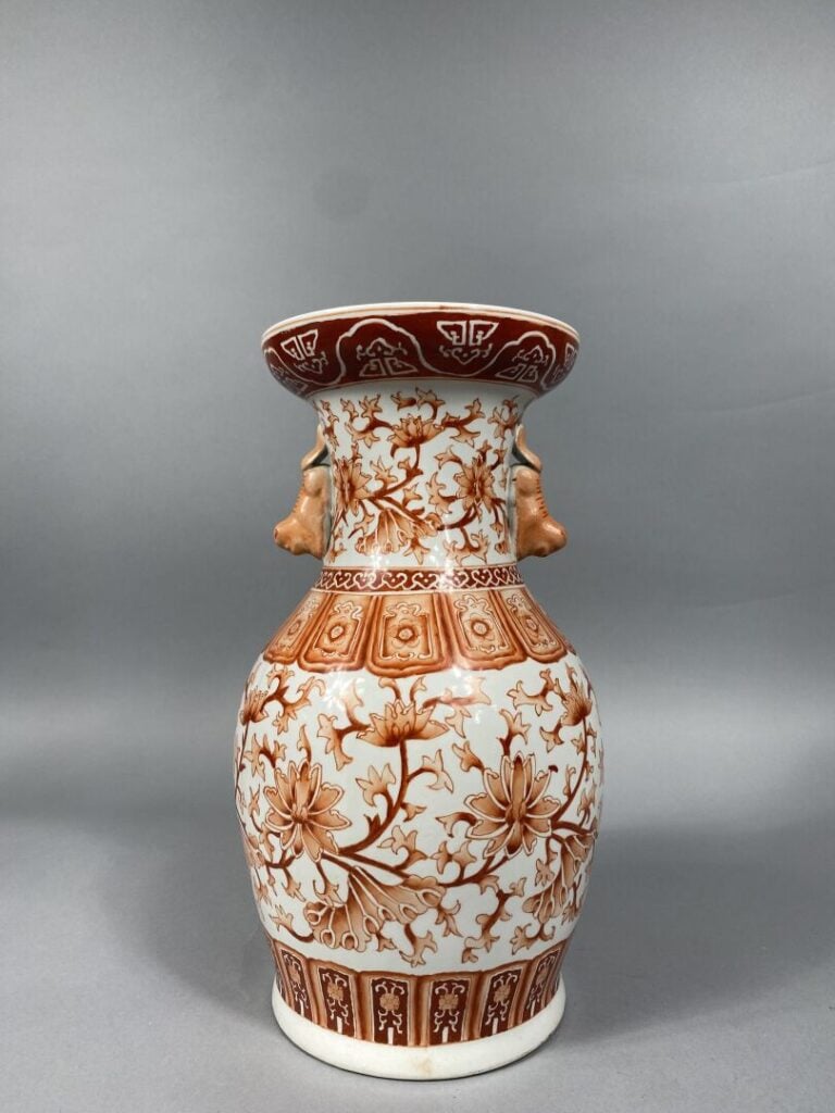 Chine - Vase balustre en céramique émaillée à décor rouge de fer représentant d…