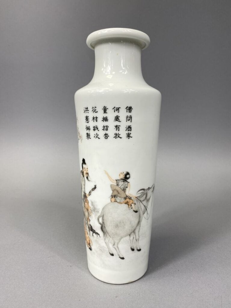 Chine - Vase balustre en porcelaine à décor en grisaille réhaussé de rouge de f…