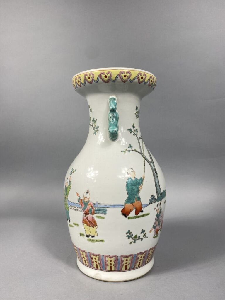 Chine - Vase balustre en porcelaine émaillée à décor d'enfants jouant dans un j…