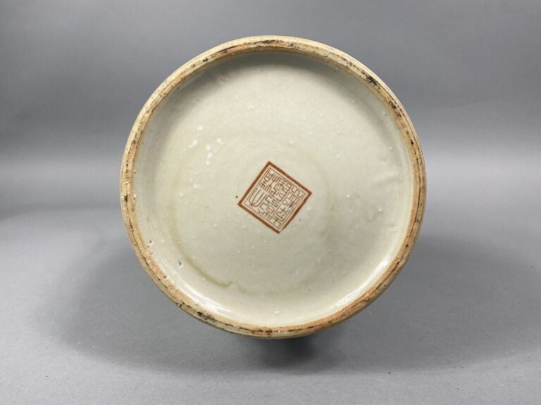 Chine - Vase balustre en porcelaine émaillée à décor d'enfants jouant dans un j…