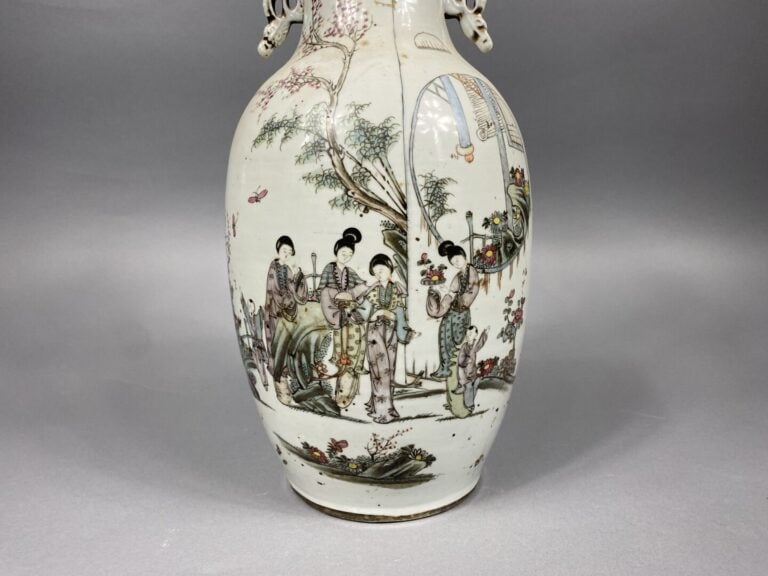 Chine - Vase balustre en porcelaine émaillée à décor de scènes animées de jeune…