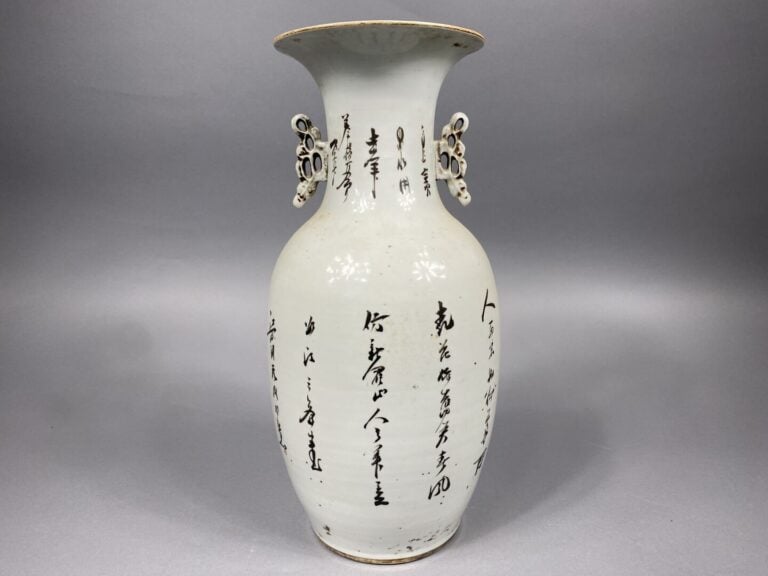 Chine - Vase balustre en porcelaine émaillée à décor de scènes animées de jeune…