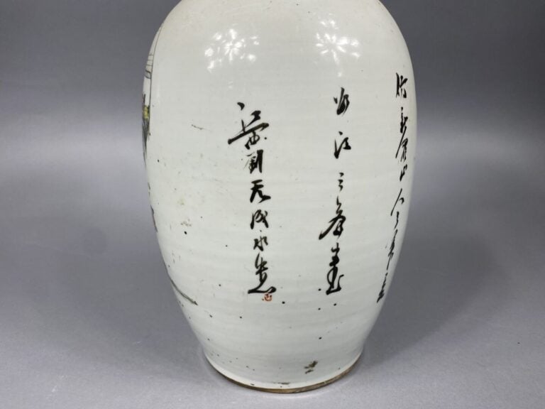 Chine - Vase balustre en porcelaine émaillée à décor de scènes animées de jeune…