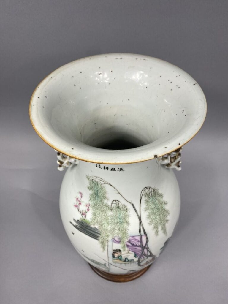 Chine - Vase balustre en porcelaine émaillée à décor de scènes animées de paysa…