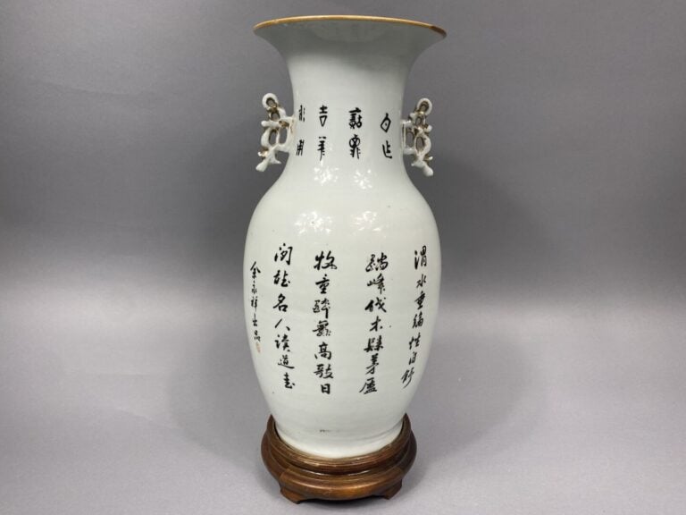 Chine - Vase balustre en porcelaine émaillée à décor de scènes animées de paysa…