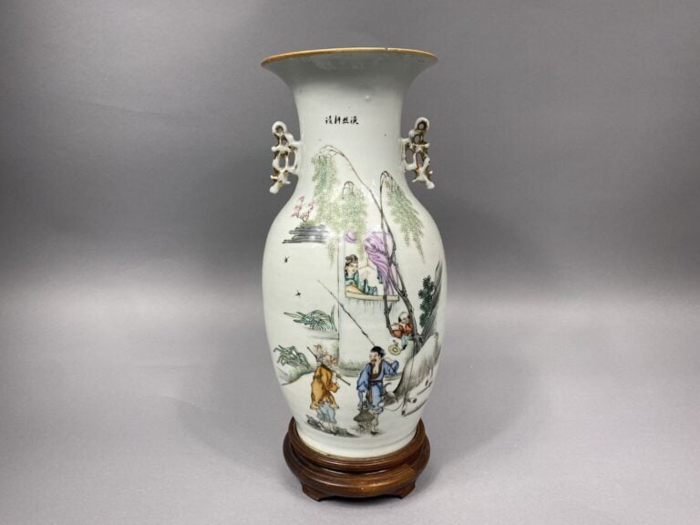 Chine - Vase balustre en porcelaine émaillée à décor de scènes animées de paysa…
