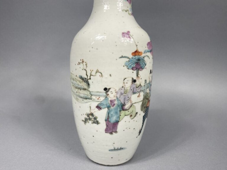 Chine - Vase balustre en porcelaine émaillée dans le goût de la "Famille Rose"…