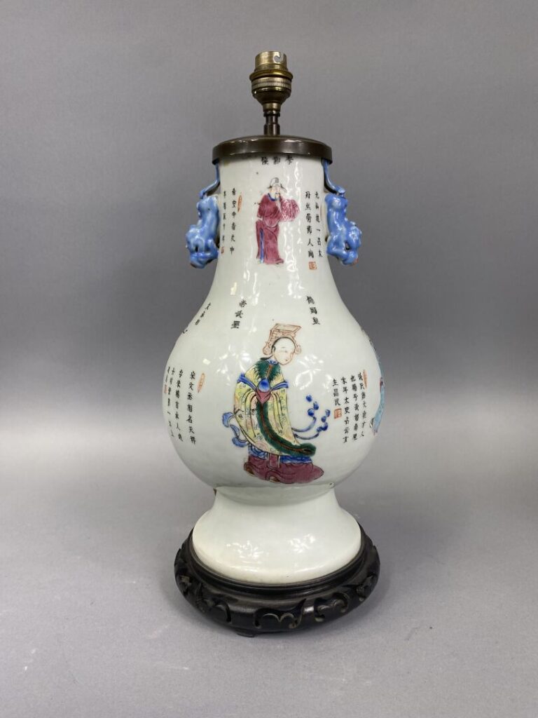 Chine - Vase balustre en porcelaine émaillée dans le goût de la "Famille Rose"…