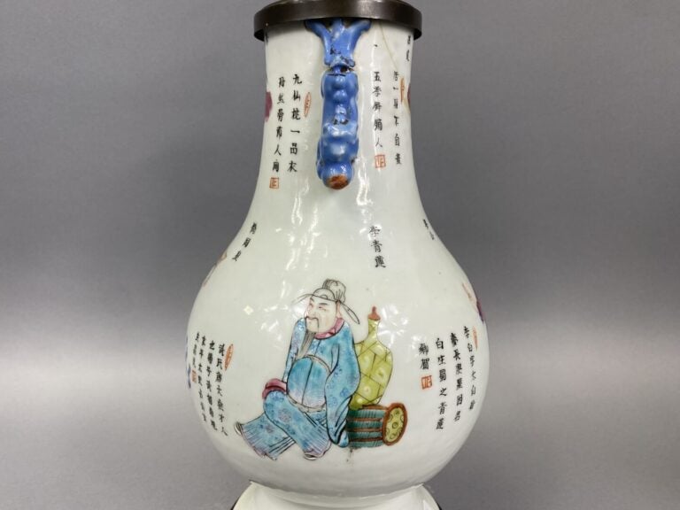 Chine - Vase balustre en porcelaine émaillée dans le goût de la "Famille Rose"…