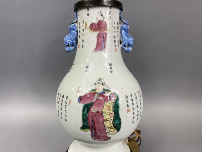 Chine - Vase balustre en porcelaine émaillée dans le goût de la "Famille Rose"…