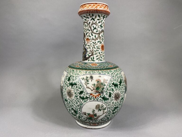 Chine - Vase balustre en porcelaine émaillée dans le goût de la "Famille Verte"…