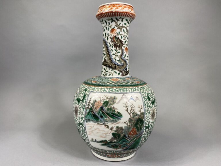 Chine - Vase balustre en porcelaine émaillée dans le goût de la "Famille Verte"…