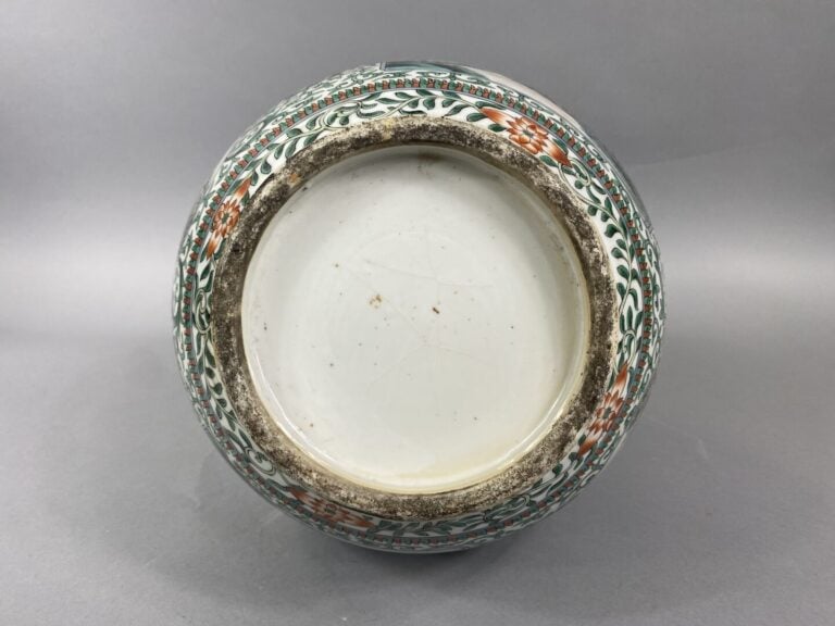 Chine - Vase balustre en porcelaine émaillée dans le goût de la "Famille Verte"…