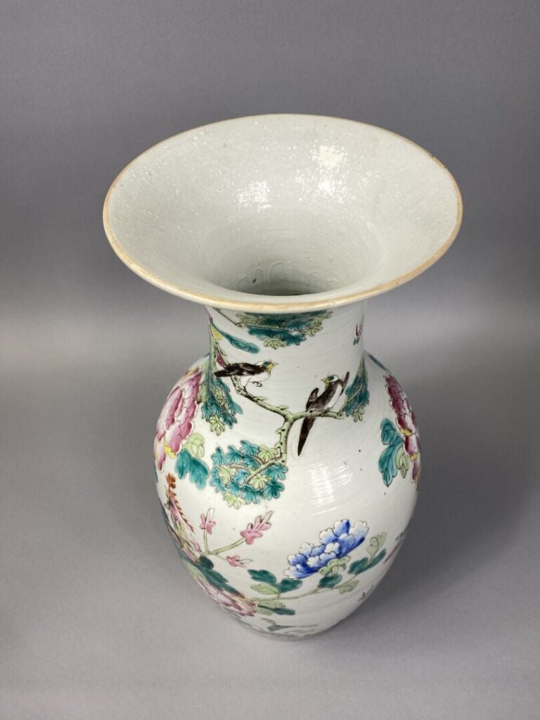 Chine - Vase balustre en porcelaine émaillée polychrome à décor d'un couple de…