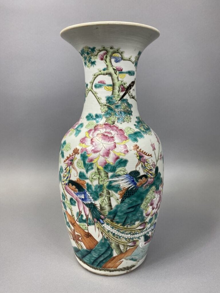 Chine - Vase balustre en porcelaine émaillée polychrome à décor d'un couple de…