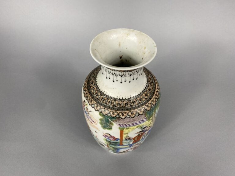 Chine - Vase balustre en porcelaine polychrome à décor d'immortels en barque, d…