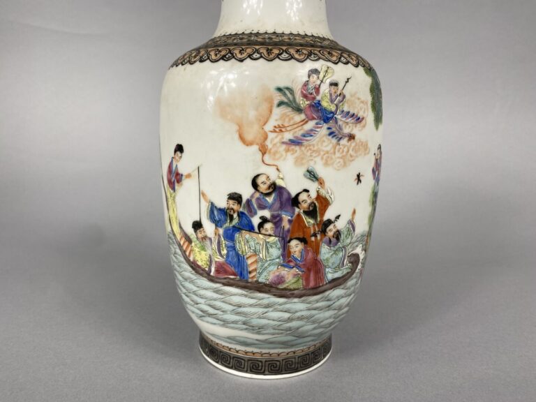 Chine - Vase balustre en porcelaine polychrome à décor d'immortels en barque, d…