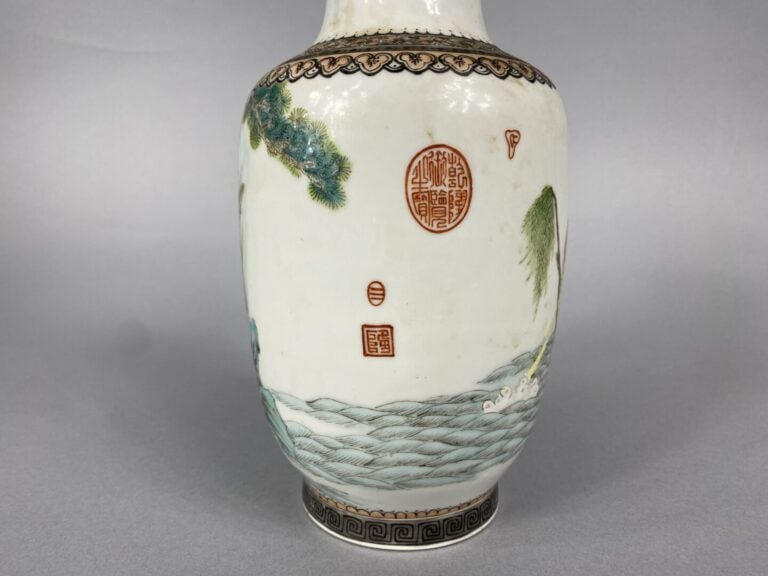 Chine - Vase balustre en porcelaine polychrome à décor d'immortels en barque, d…