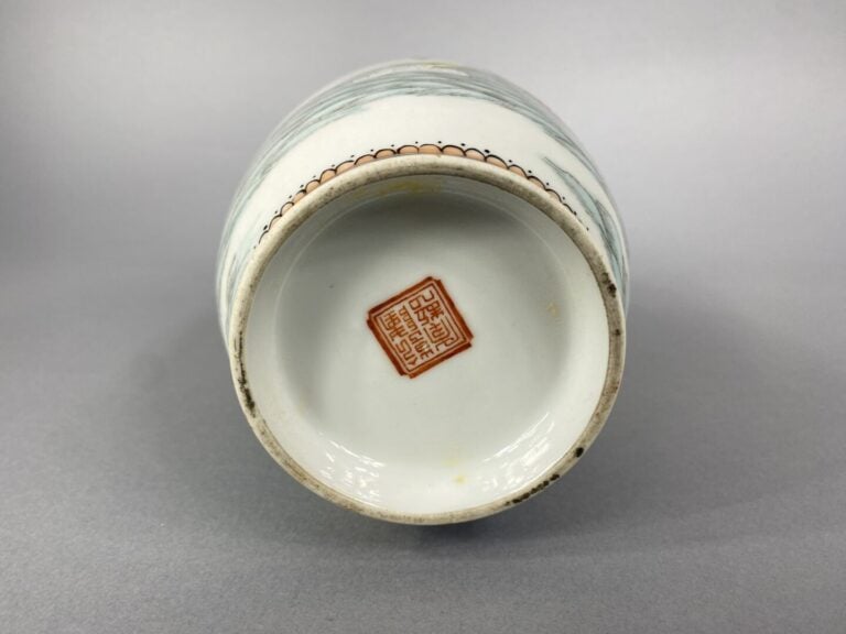 Chine - Vase balustre en porcelaine polychrome à décor d'immortels en barque, d…