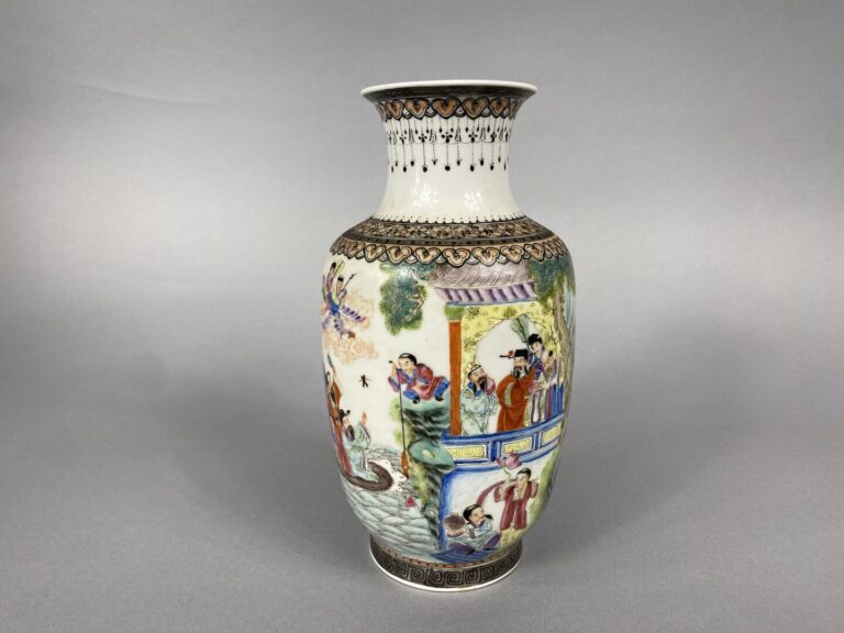 Chine - Vase balustre en porcelaine polychrome à décor d'immortels en barque, d…
