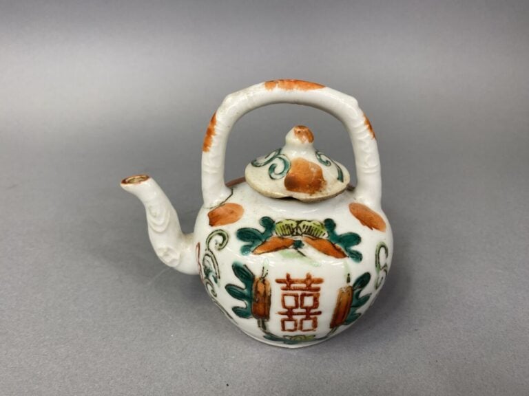 Chine - Vase balustre miniature en porcelaine émaillée dans le goût de la "Fami…