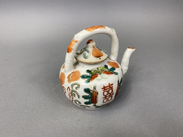 Chine - Vase balustre miniature en porcelaine émaillée dans le goût de la "Fami…