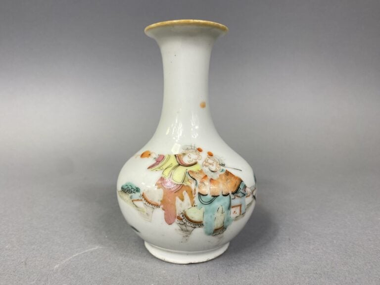 Chine - Vase balustre miniature en porcelaine émaillée dans le goût de la "Fami…