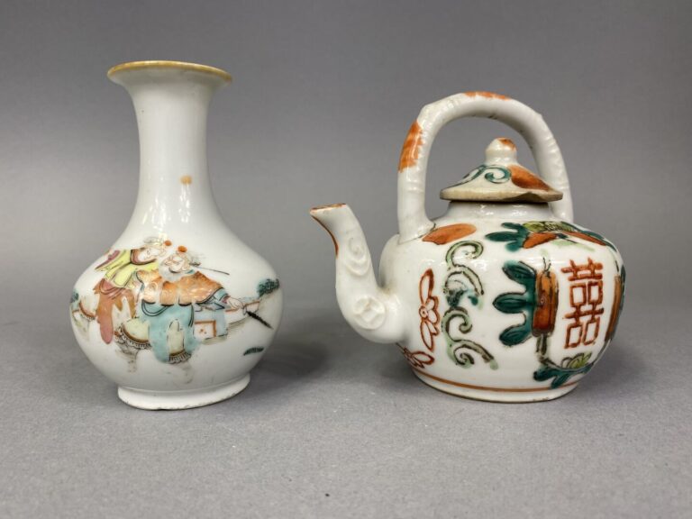 Chine - Vase balustre miniature en porcelaine émaillée dans le goût de la "Fami…