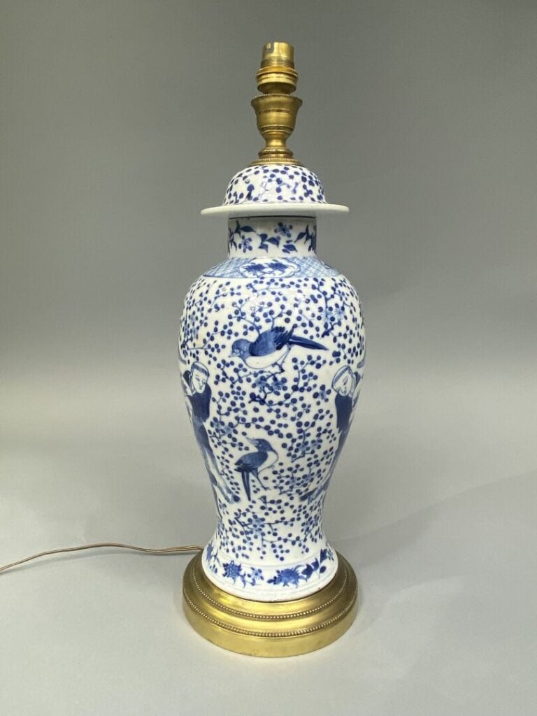 Chine - Vase couvert en porcelaine bleu blanc à décor des frères HOHO se tenant…