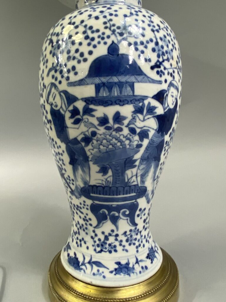 Chine - Vase couvert en porcelaine bleu blanc à décor des frères HOHO se tenant…