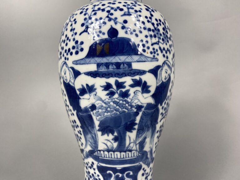 Chine - Vase couvert en porcelaine bleu blanc à décor des frères HOHO se tenant…