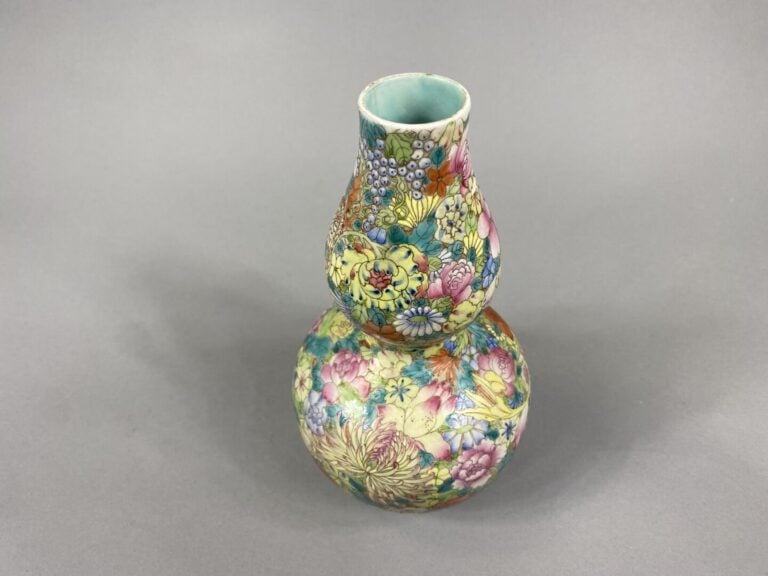 Chine - Vase de forme double gourde en porcelaine orné d'un décor en émaux poly…