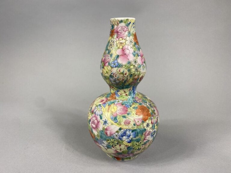 Chine - Vase de forme double gourde en porcelaine orné d'un décor en émaux poly…