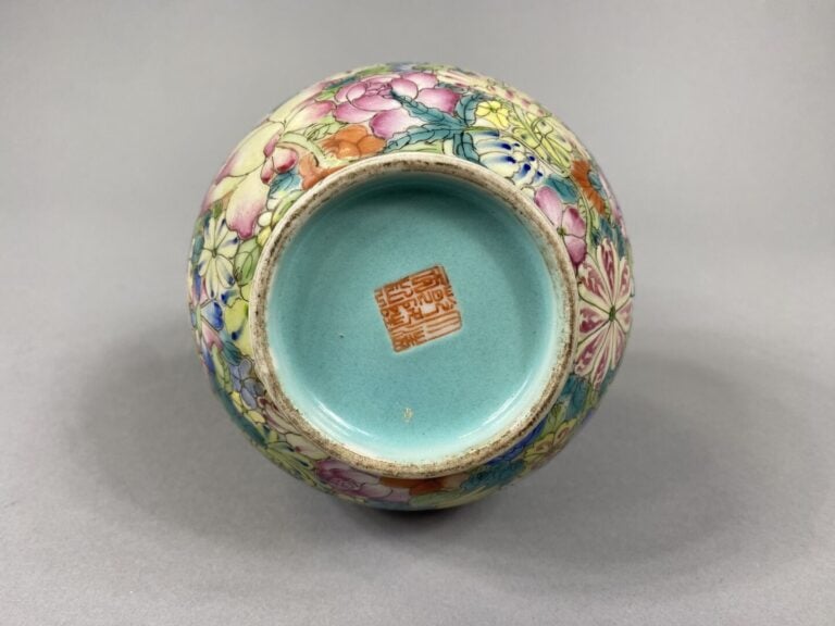 Chine - Vase de forme double gourde en porcelaine orné d'un décor en émaux poly…