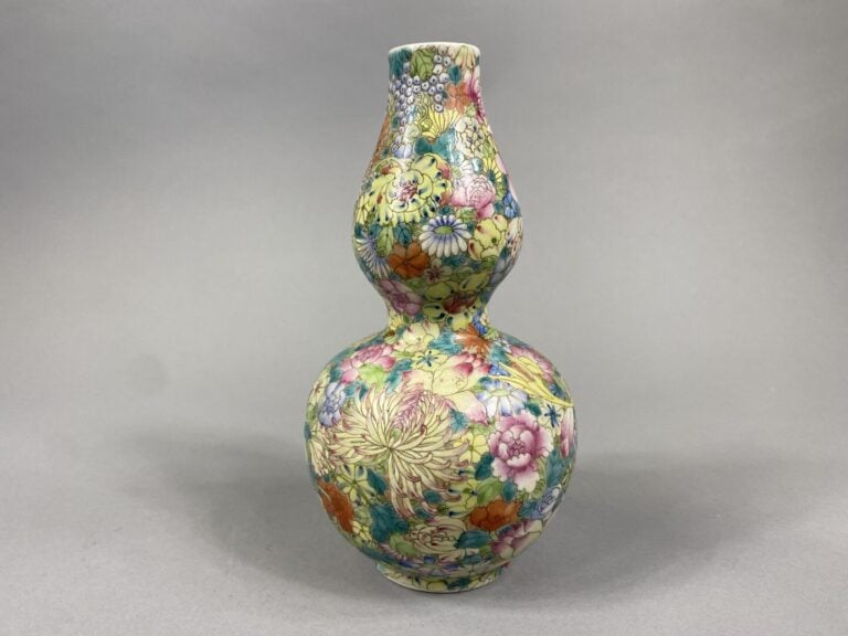 Chine - Vase de forme double gourde en porcelaine orné d'un décor en émaux poly…