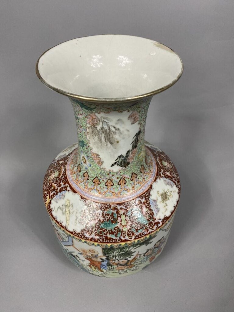 Chine - Vase de forme "Hu" en porcelaine émaillée polychrome reposant sur un pi…