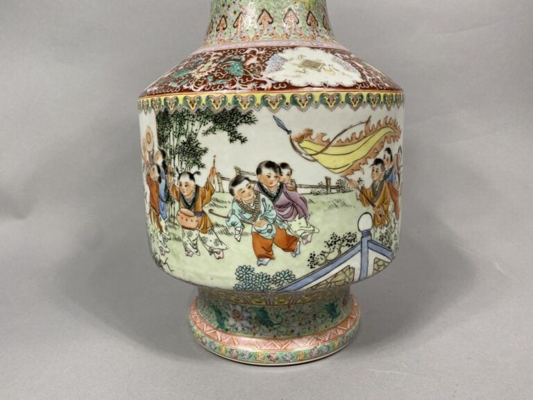 Chine - Vase de forme "Hu" en porcelaine émaillée polychrome reposant sur un pi…