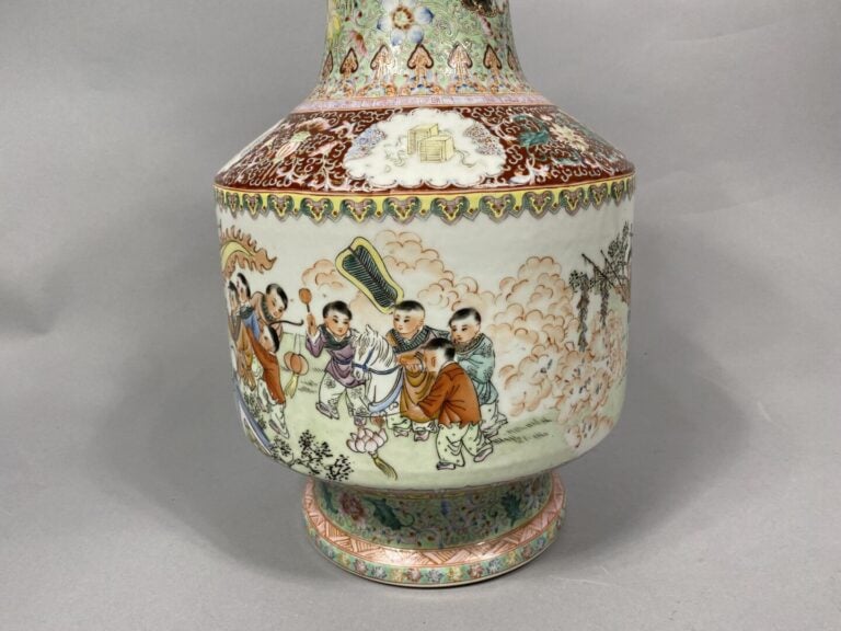 Chine - Vase de forme "Hu" en porcelaine émaillée polychrome reposant sur un pi…