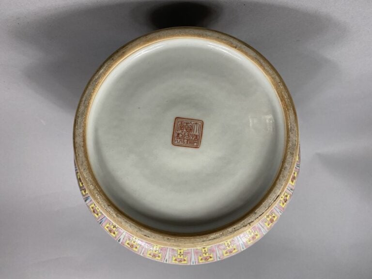 Chine - Vase de forme "Hu" en porcelaine émaillée polychrome reposant sur un pi…
