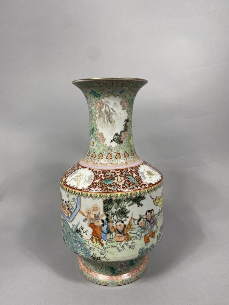 Chine - Vase de forme "Hu" en porcelaine émaillée polychrome reposant sur un pi…