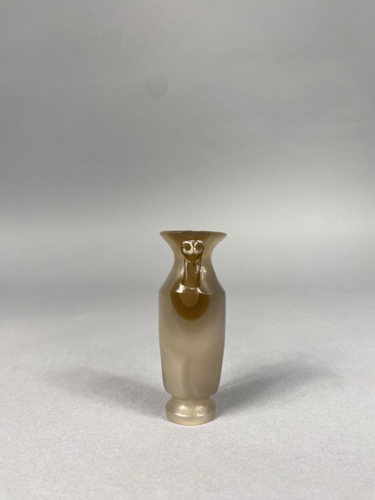 Chine - Vase en agate sculptée ornée d'anses en forme de ruyi - H: 8 cm - Poids…