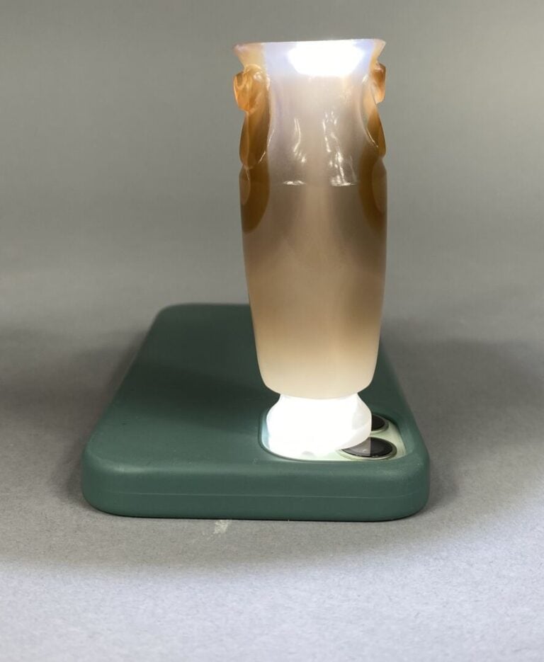 Chine - Vase en agate sculptée ornée d'anses en forme de ruyi - H: 8 cm - Poids…