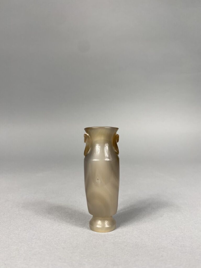 Chine - Vase en agate sculptée ornée d'anses en forme de ruyi - H: 8 cm - Poids…