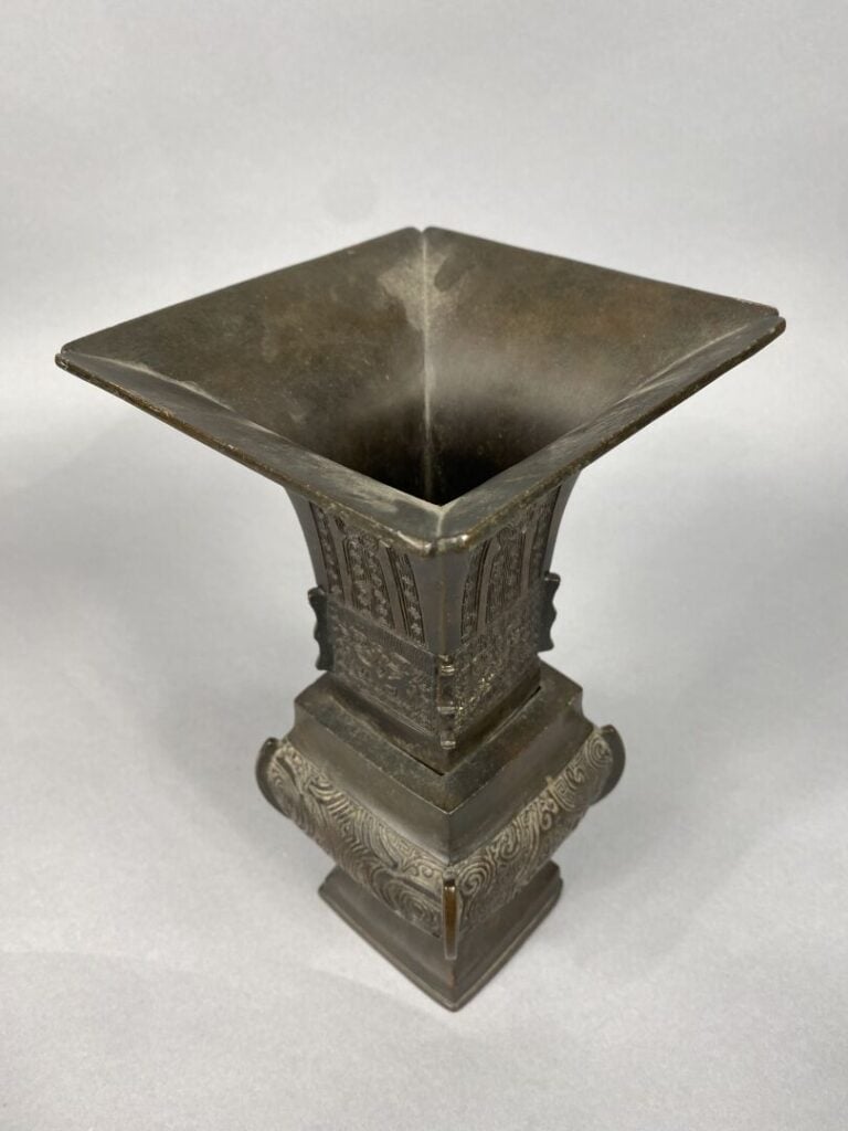 Chine - Vase en bronze de forme Gu à décor de motifs géométriques et masques st…