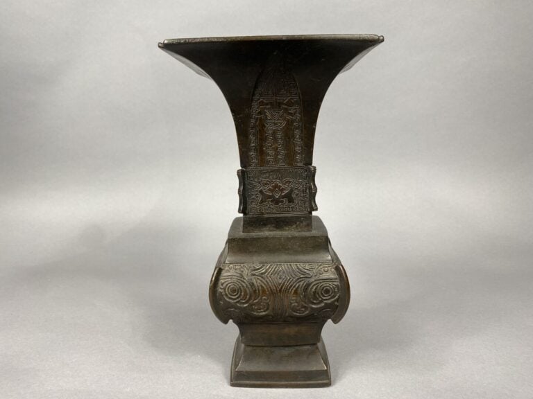 Chine - Vase en bronze de forme Gu à décor de motifs géométriques et masques st…