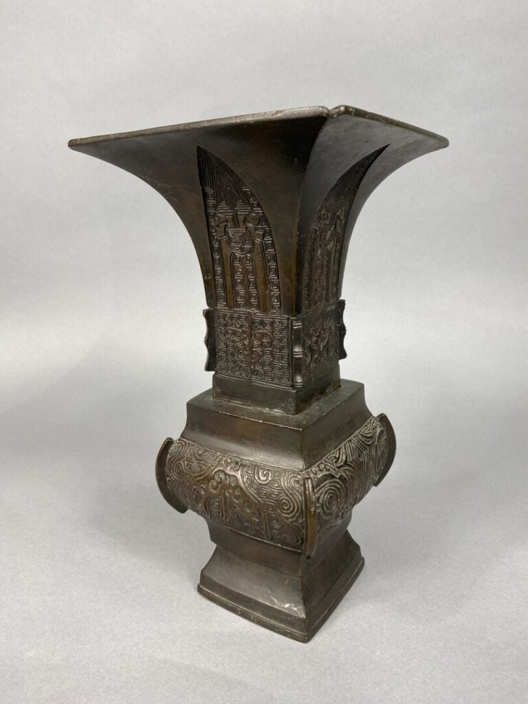 Chine - Vase en bronze de forme Gu à décor de motifs géométriques et masques st…