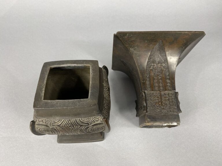 Chine - Vase en bronze de forme Gu à décor de motifs géométriques et masques st…