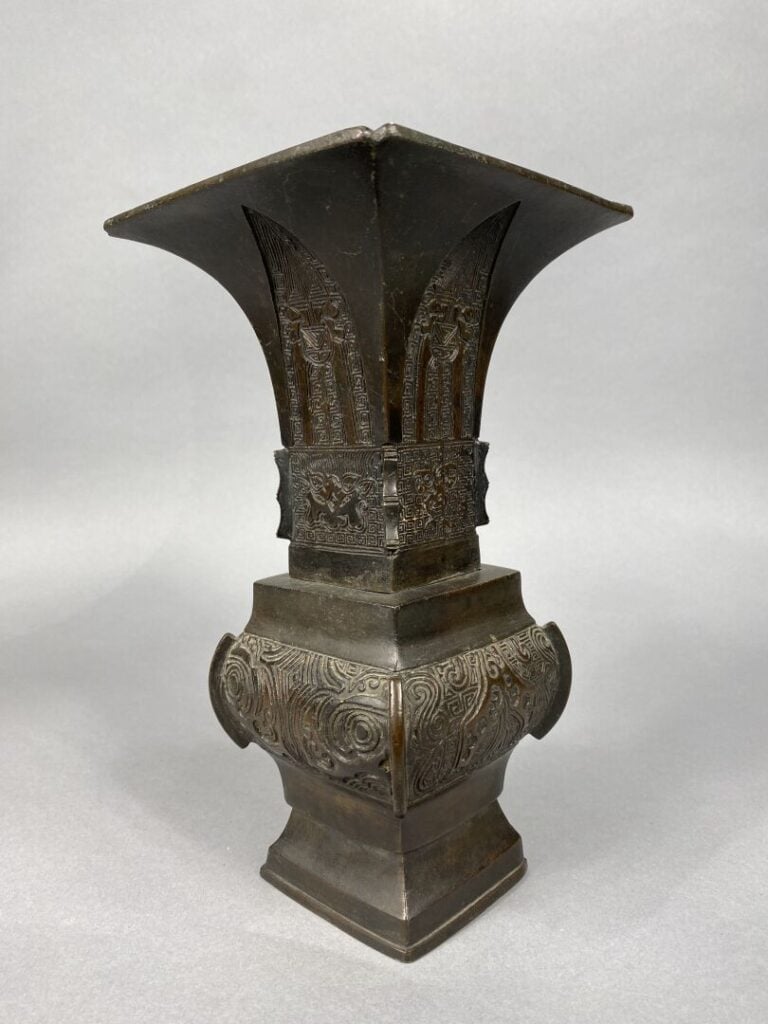 Chine - Vase en bronze de forme Gu à décor de motifs géométriques et masques st…
