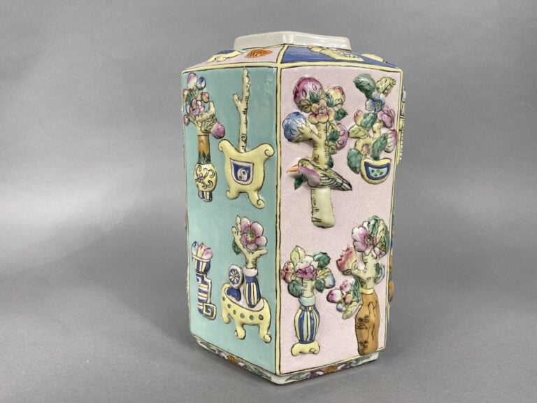 Chine - Vase en porcelaine de forme hexagonale à pans coupés à décor émaillé po…