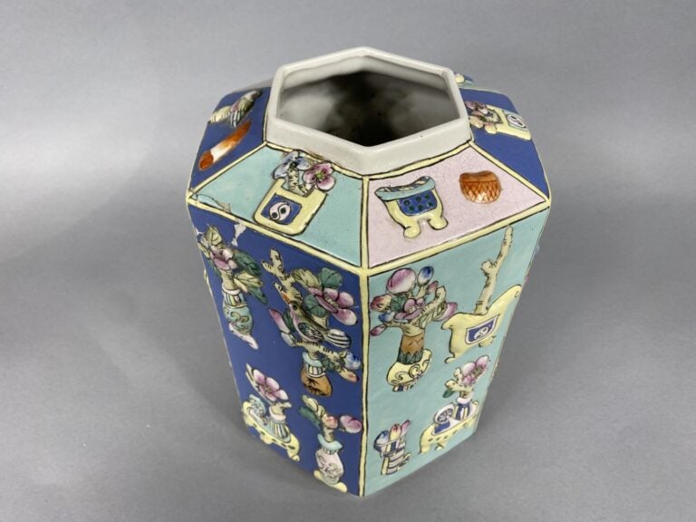 Chine - Vase en porcelaine de forme hexagonale à pans coupés à décor émaillé po…